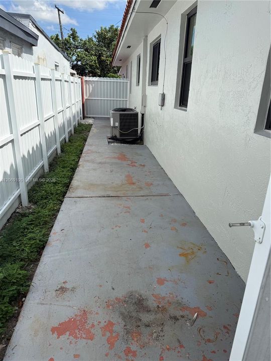 Active With Contract: $2,700 (2 beds, 1 baths, 1456 Square Feet)