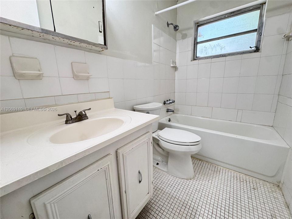 For Rent: $1,550 (1 beds, 1 baths, 700 Square Feet)