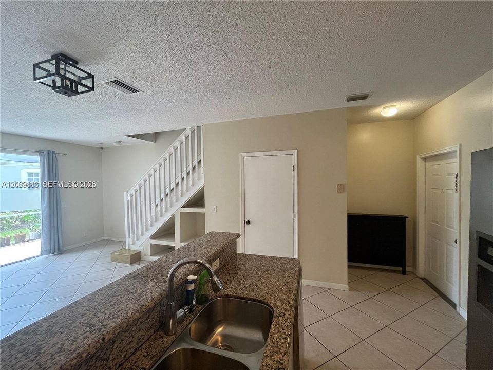 For Rent: $2,849 (2 beds, 2 baths, 979 Square Feet)