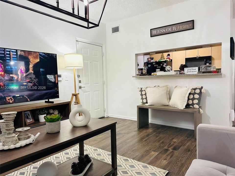 For Rent: $2,200 (2 beds, 1 baths, 847 Square Feet)