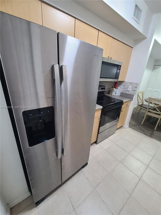 For Rent: $2,200 (2 beds, 1 baths, 847 Square Feet)