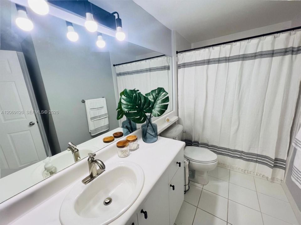 For Rent: $2,200 (2 beds, 1 baths, 847 Square Feet)