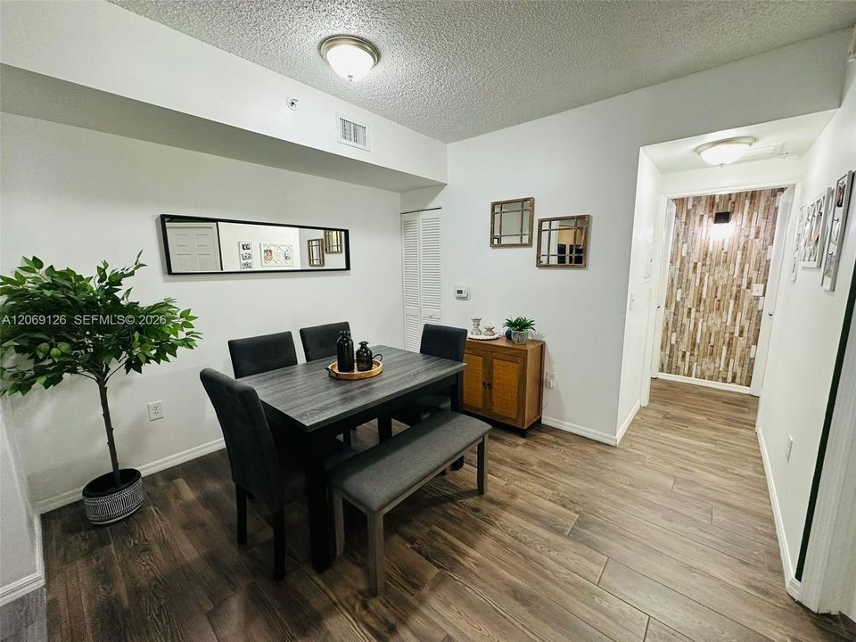 For Rent: $2,200 (2 beds, 1 baths, 847 Square Feet)