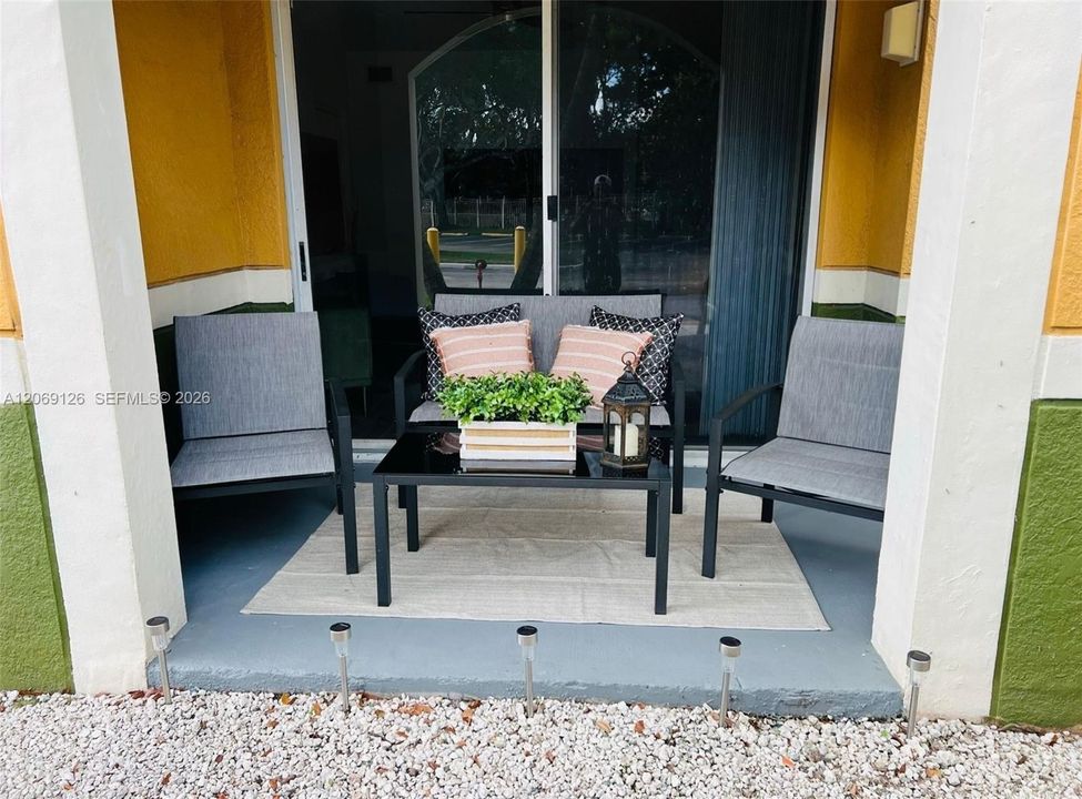 For Rent: $2,200 (2 beds, 1 baths, 847 Square Feet)