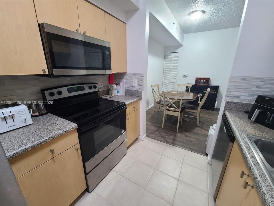 For Rent: $2,200 (2 beds, 1 baths, 847 Square Feet)