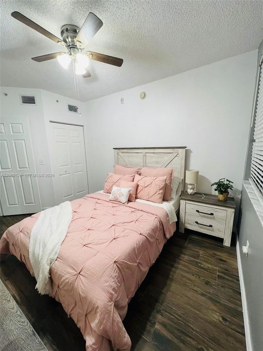 For Rent: $2,200 (2 beds, 1 baths, 847 Square Feet)