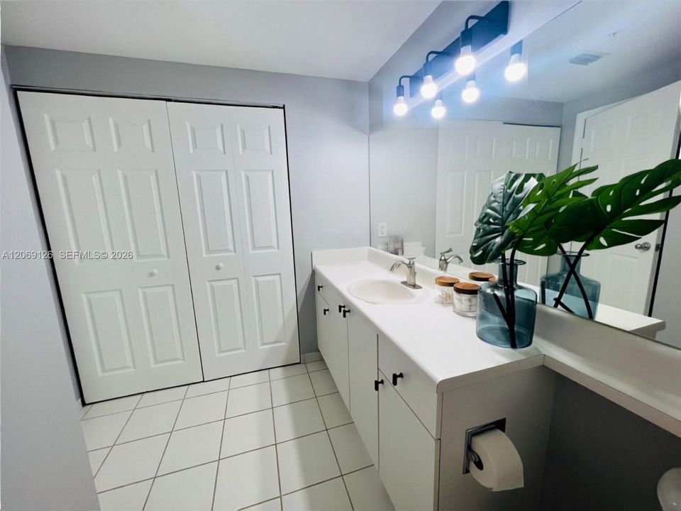 For Rent: $2,200 (2 beds, 1 baths, 847 Square Feet)