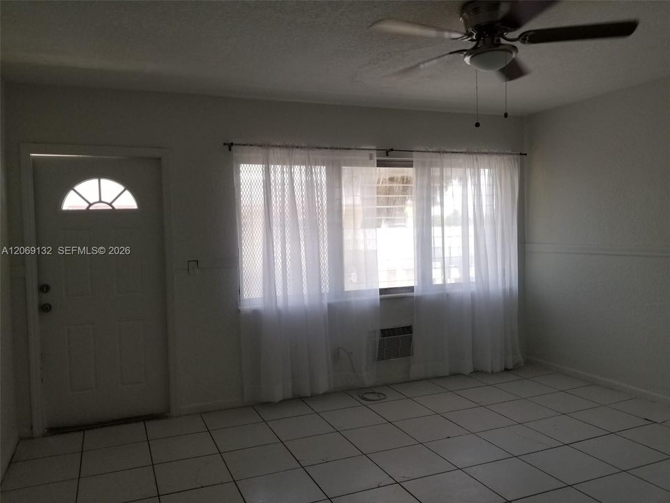 For Rent: $1,400 (1 beds, 1 baths, 580 Square Feet)
