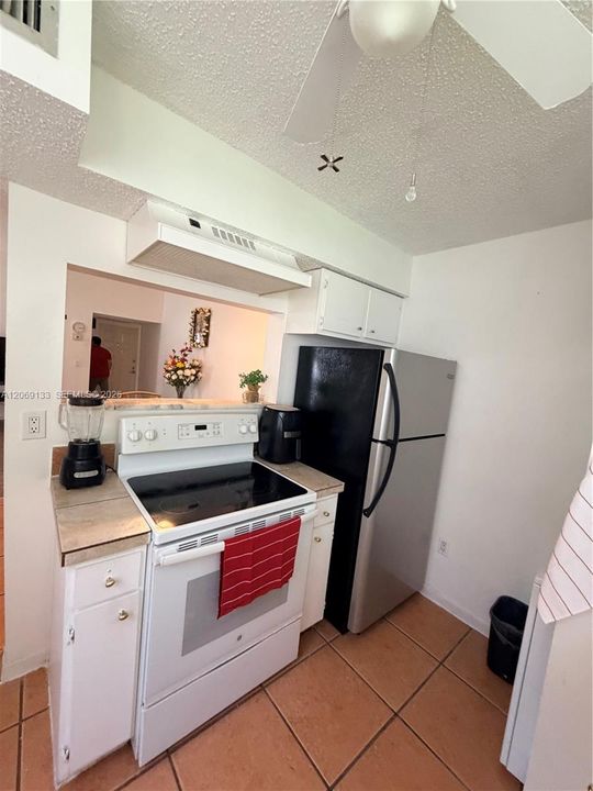 For Sale: $205,000 (2 beds, 1 baths, 863 Square Feet)