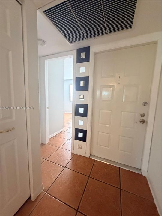 For Sale: $205,000 (2 beds, 1 baths, 863 Square Feet)