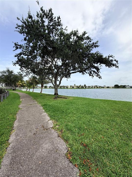 For Sale: $205,000 (2 beds, 1 baths, 863 Square Feet)