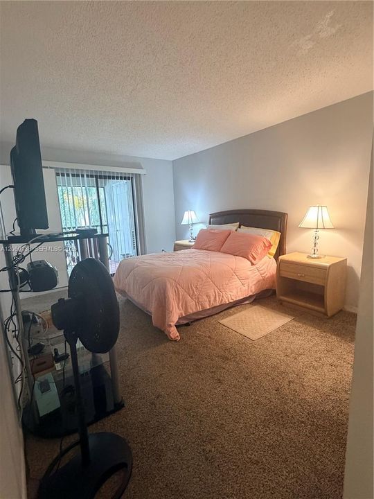 For Sale: $205,000 (2 beds, 1 baths, 863 Square Feet)