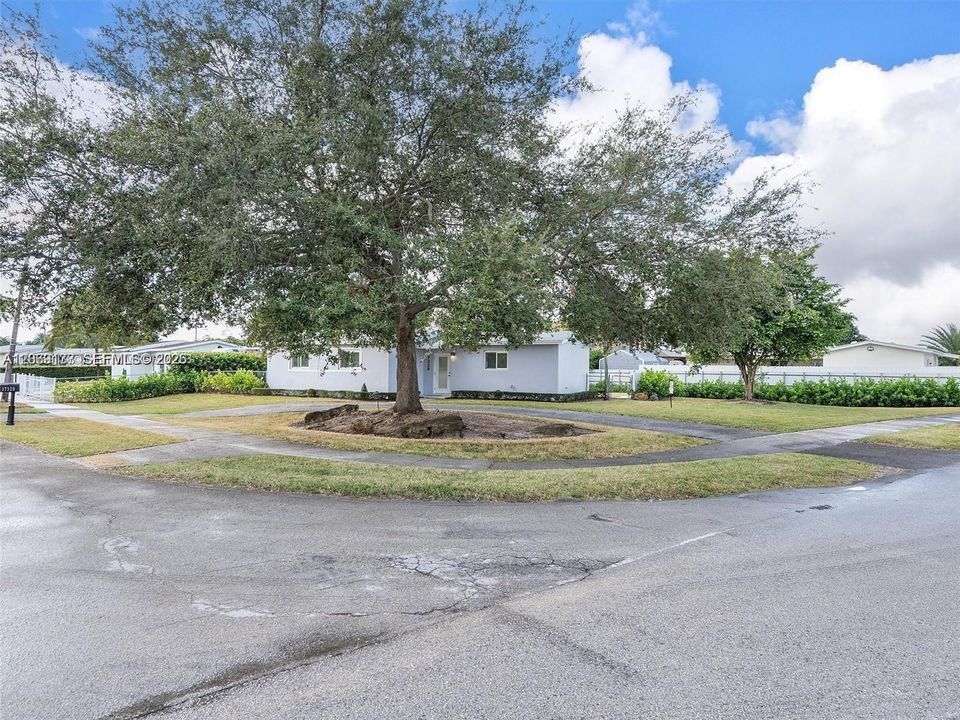 For Sale: $755,000 (3 beds, 2 baths, 1085 Square Feet)