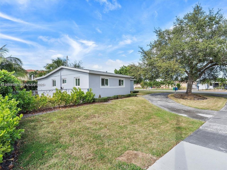 For Sale: $755,000 (3 beds, 2 baths, 1085 Square Feet)