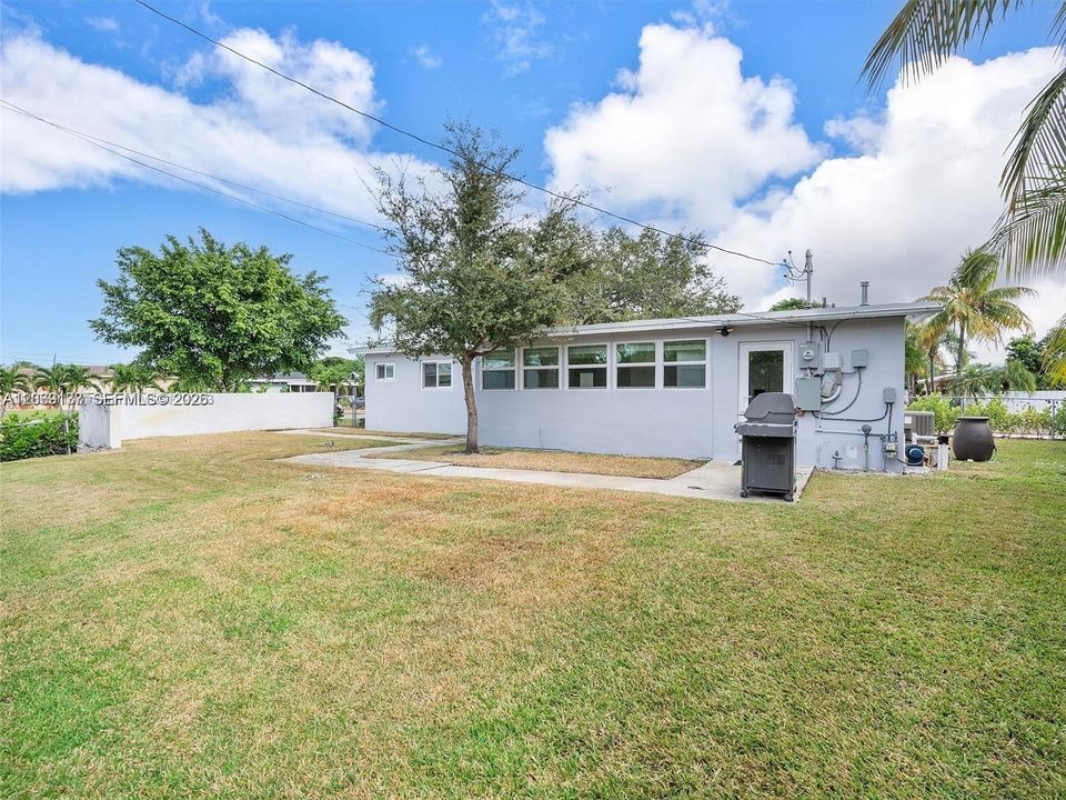 For Sale: $755,000 (3 beds, 2 baths, 1085 Square Feet)