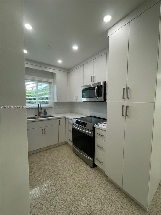 For Sale: $755,000 (3 beds, 2 baths, 1085 Square Feet)