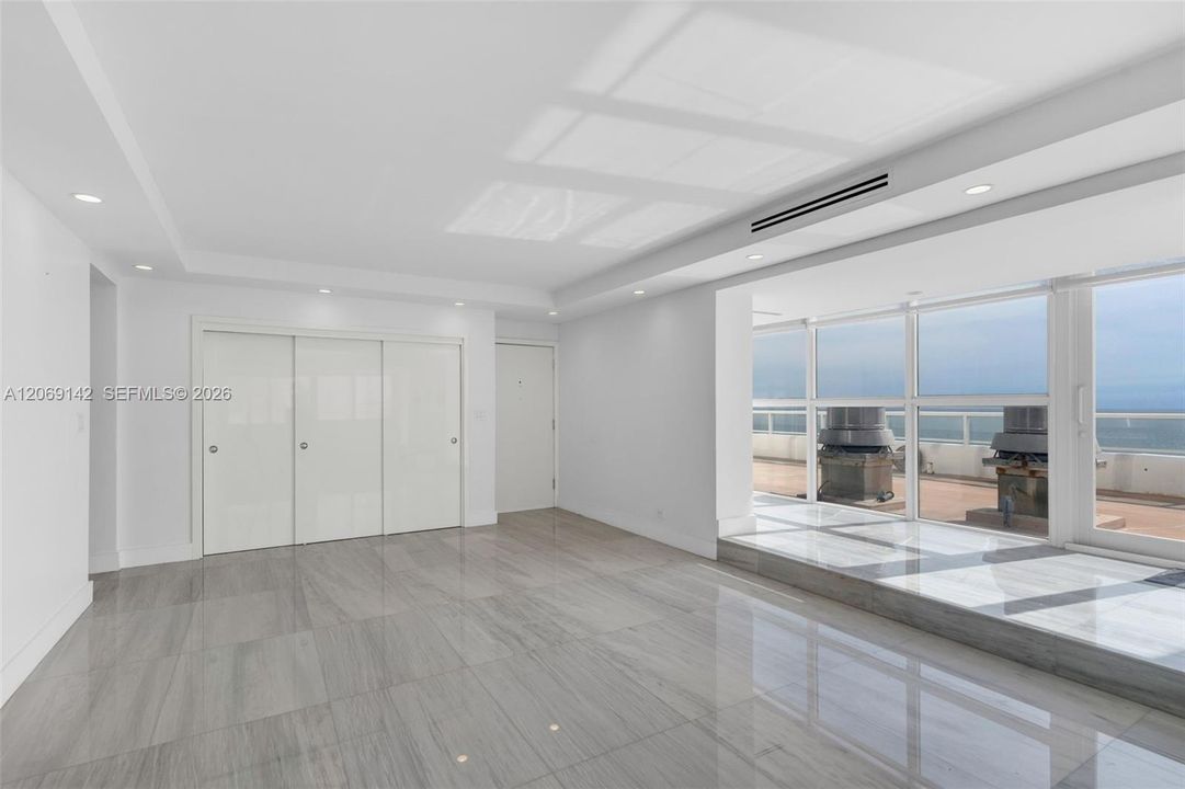 For Rent: $3,500 (1 beds, 1 baths, 938 Square Feet)
