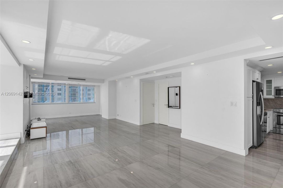 For Rent: $3,500 (1 beds, 1 baths, 938 Square Feet)