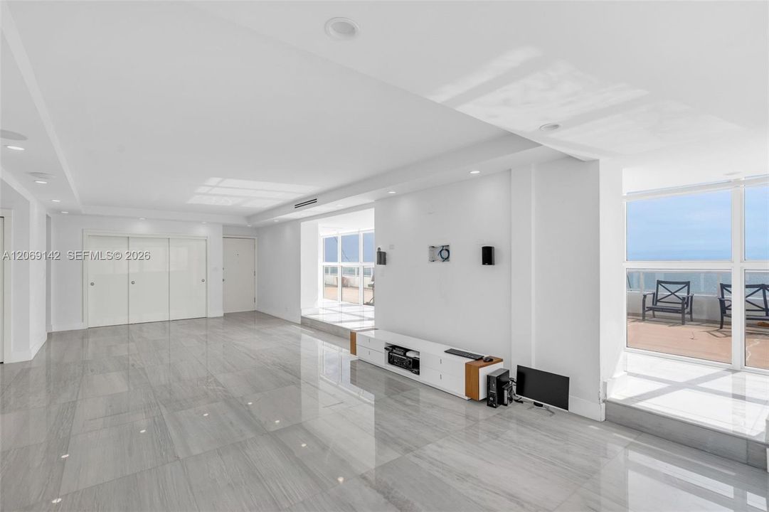For Rent: $3,500 (1 beds, 1 baths, 938 Square Feet)