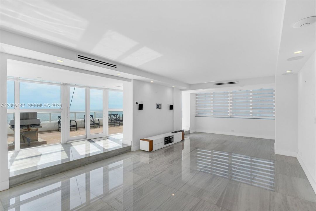 For Rent: $3,500 (1 beds, 1 baths, 938 Square Feet)