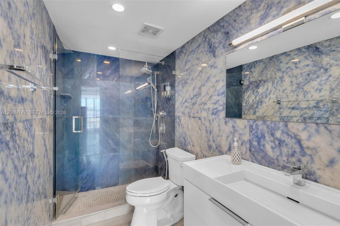 For Rent: $3,500 (1 beds, 1 baths, 938 Square Feet)