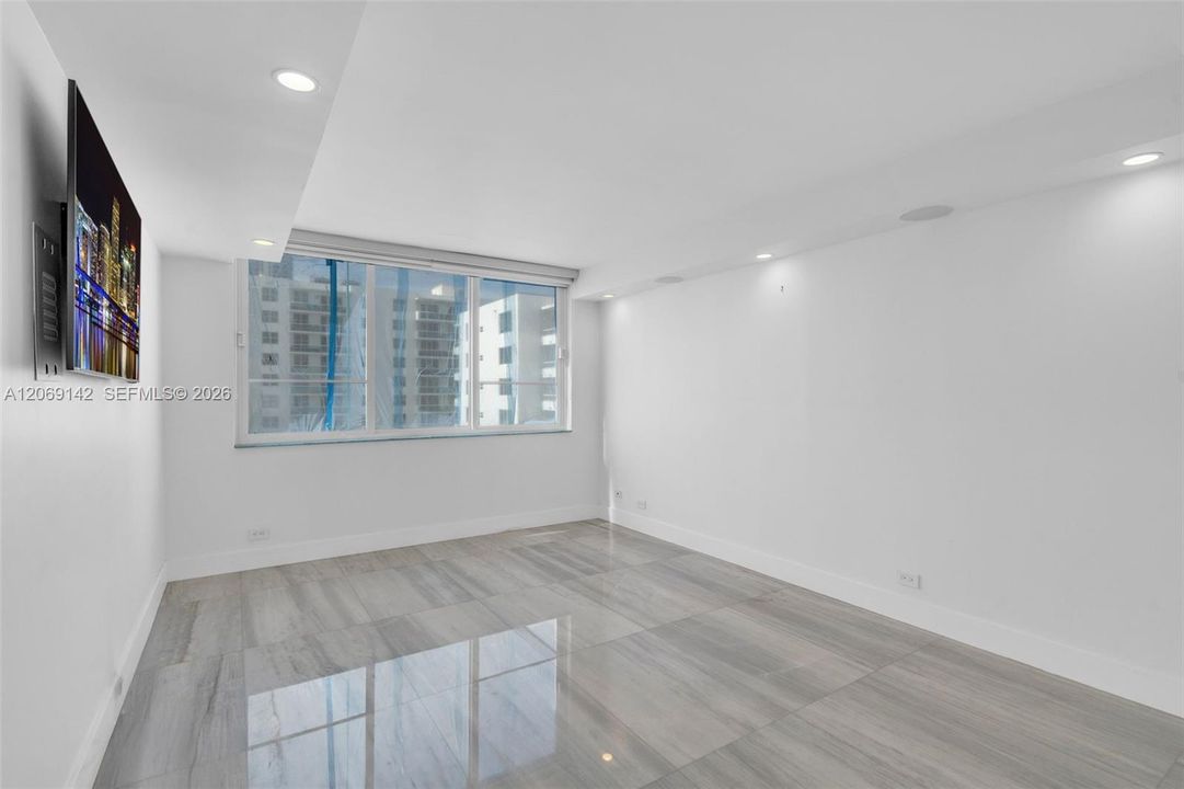 For Rent: $3,500 (1 beds, 1 baths, 938 Square Feet)