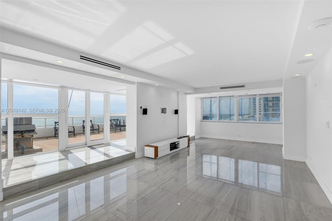 For Rent: $3,500 (1 beds, 1 baths, 938 Square Feet)