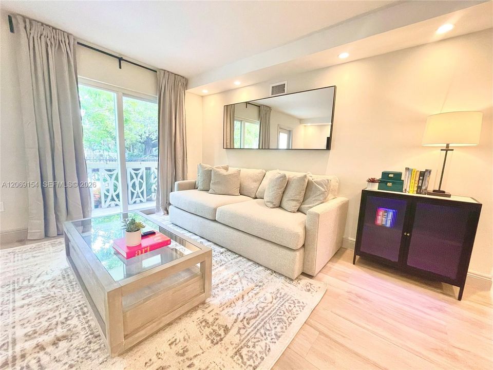 For Sale: $429,000 (1 beds, 1 baths, 700 Square Feet)