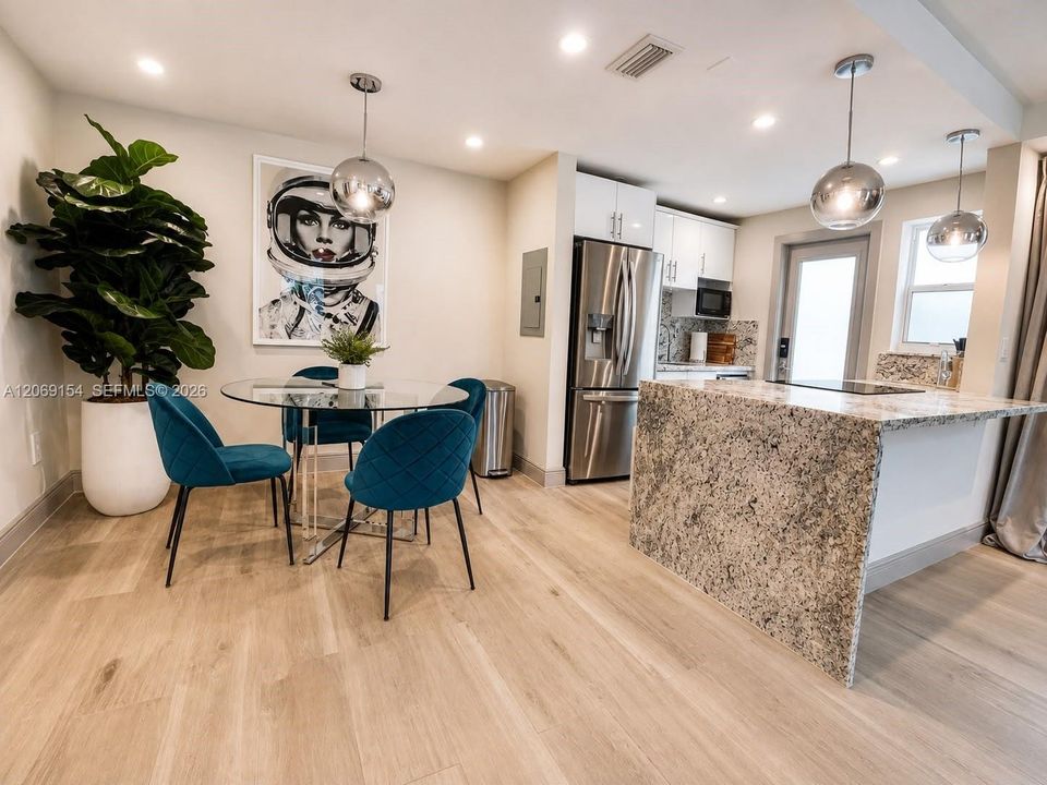 For Sale: $429,000 (1 beds, 1 baths, 700 Square Feet)