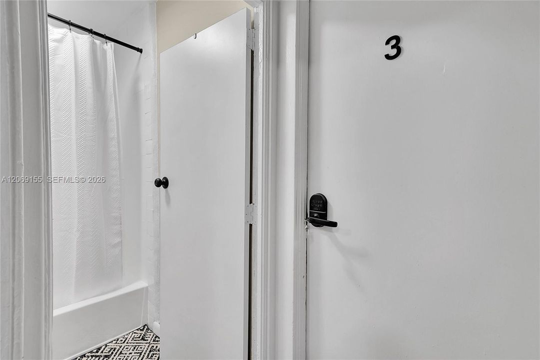 На продажу: $740,000 (6 спален, 2 ванн, 936 Квадратных фут)