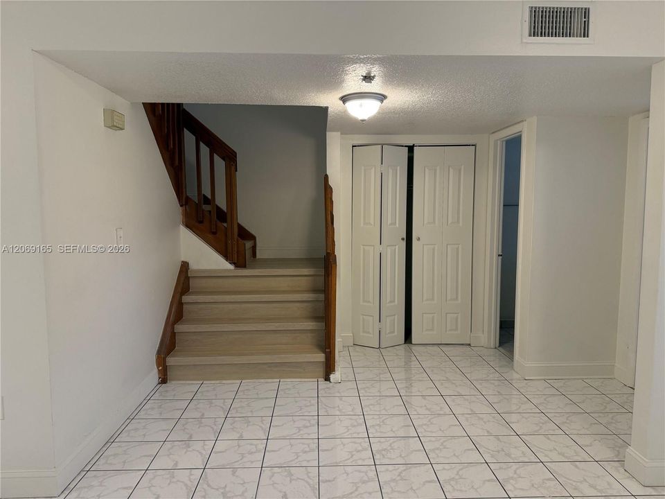 For Rent: $2,700 (2 beds, 2 baths, 1223 Square Feet)