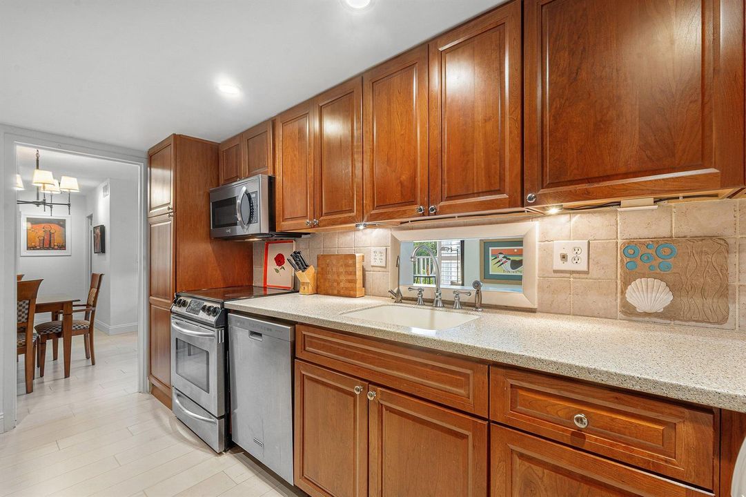 006 Kitchen