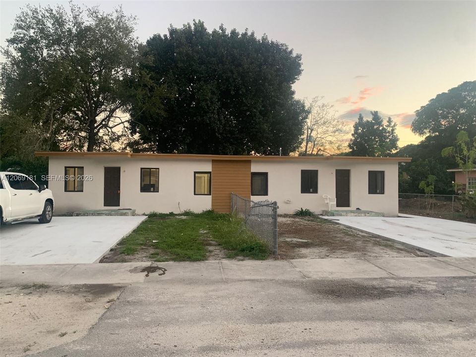 Active With Contract: $2,300 (2 beds, 2 baths, 1296 Square Feet)