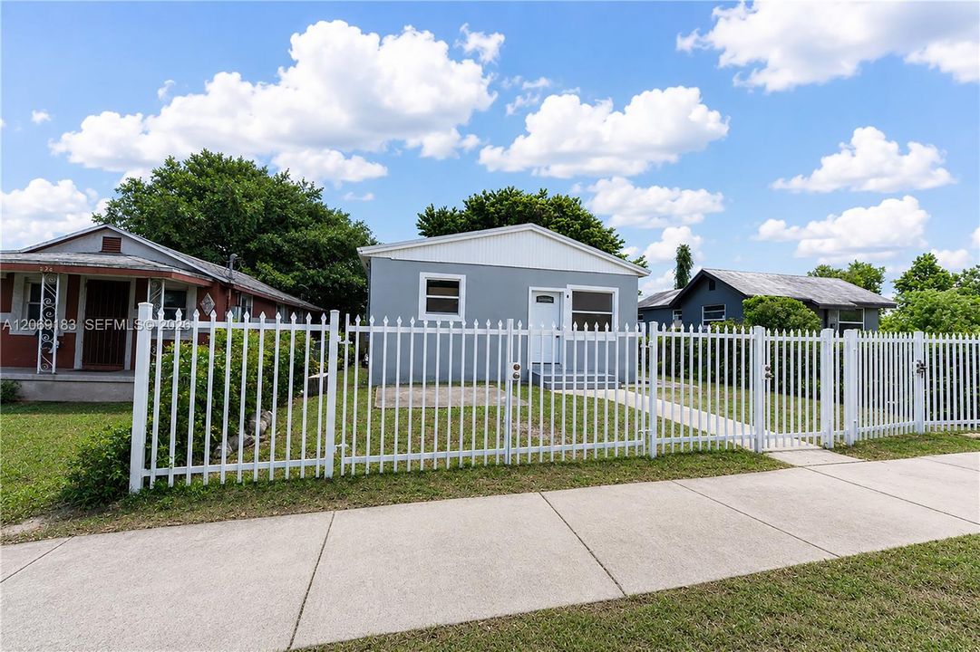 For Sale: $430,000 (4 beds, 1 baths, 1034 Square Feet)