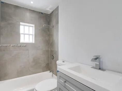 Bathroom 2/2 Main House