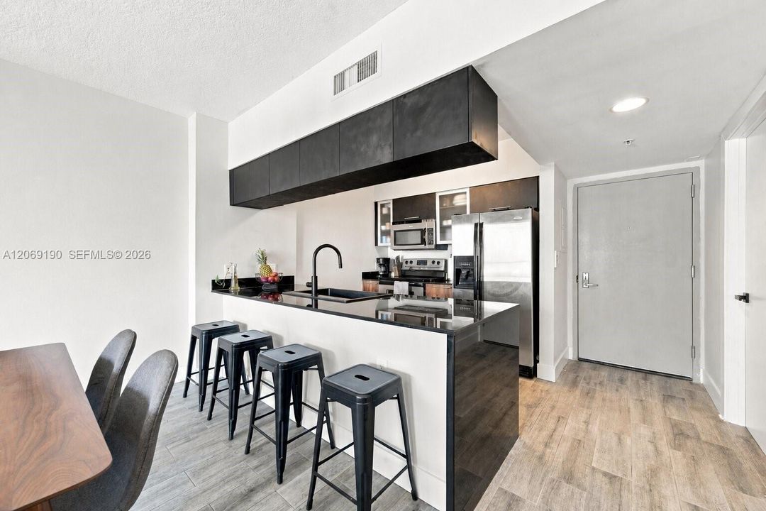 For Rent: $3,200 (1 beds, 1 baths, 791 Square Feet)