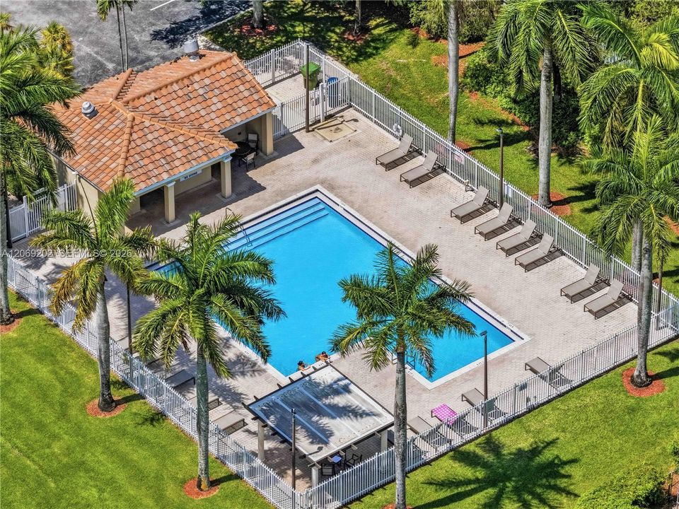 Activo con contrato: $4,500 (3 camas, 3 baños, 2087 Pies cuadrados)