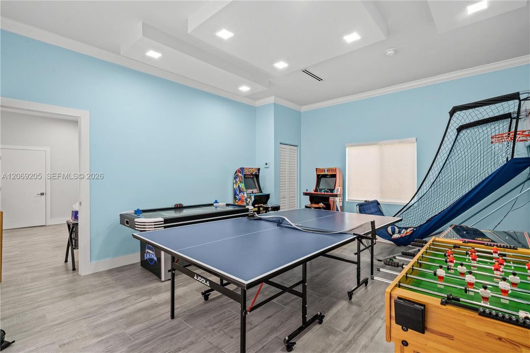 For Sale: $2,675,000 (6 beds, 3 baths, 6329 Square Feet)