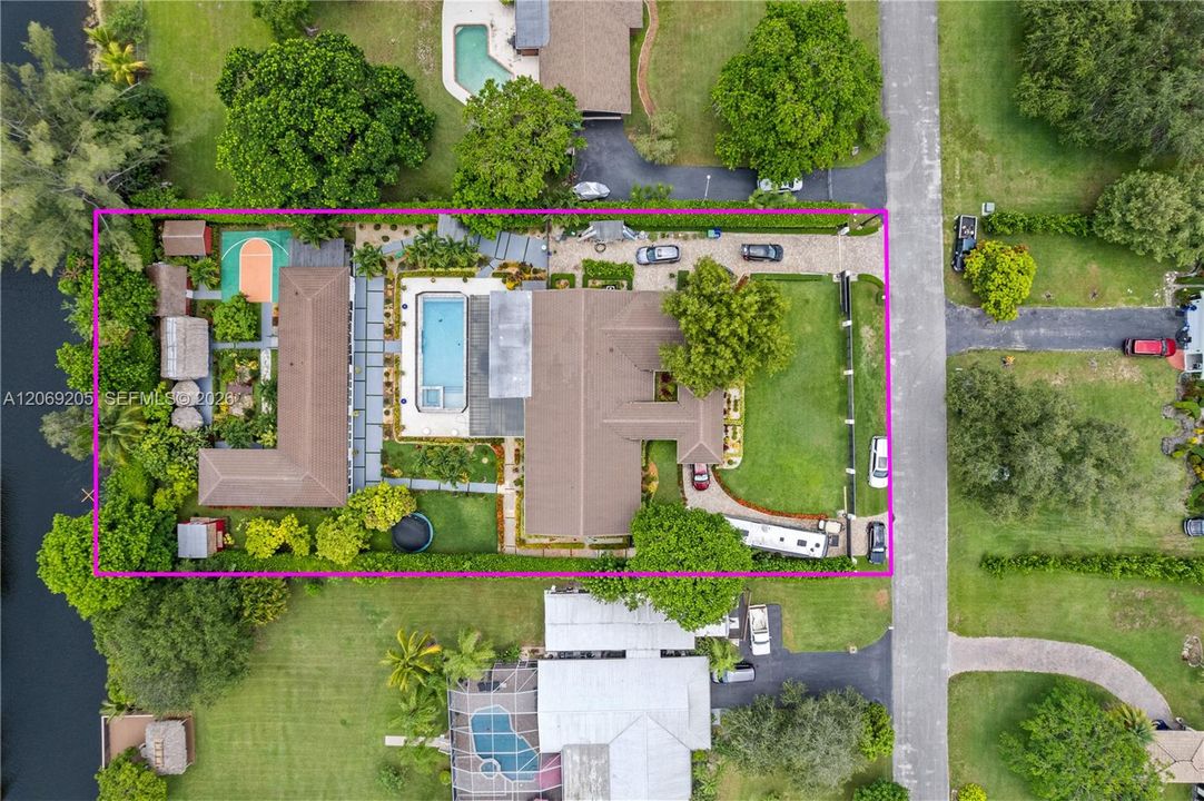For Sale: $2,675,000 (6 beds, 3 baths, 6329 Square Feet)
