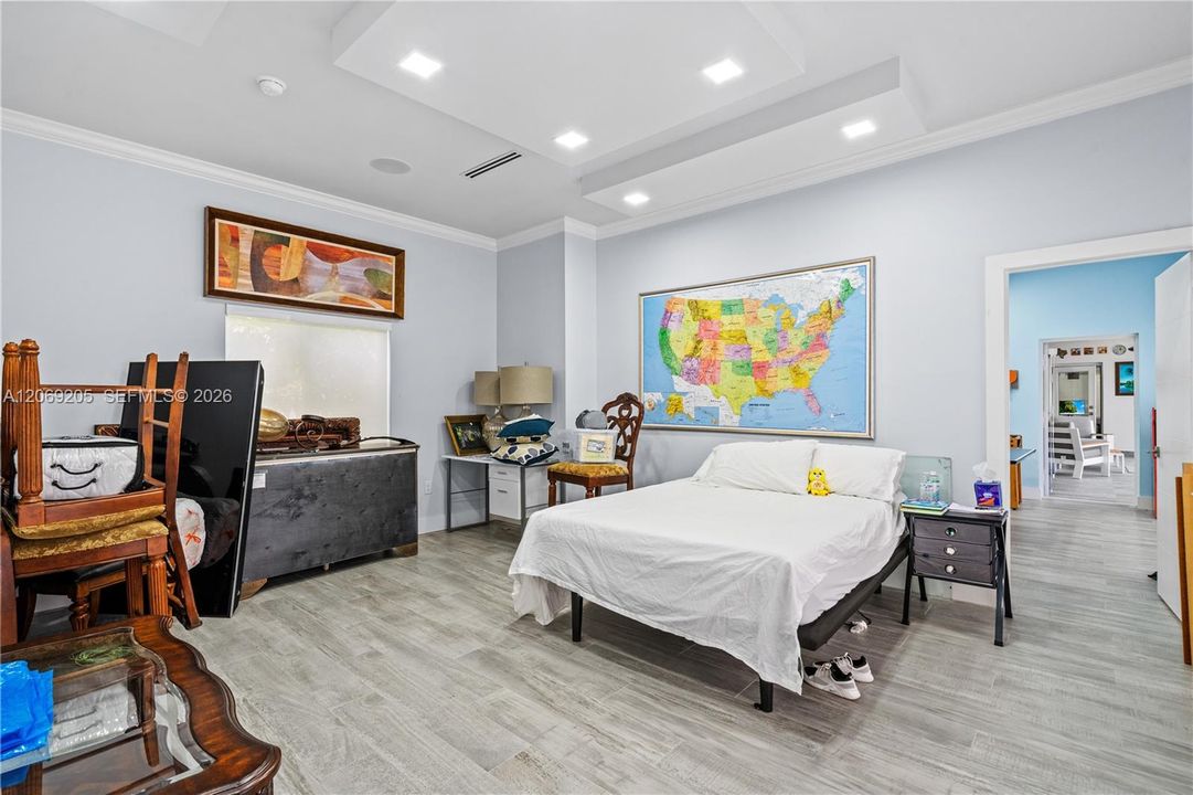 For Sale: $2,675,000 (6 beds, 3 baths, 6329 Square Feet)