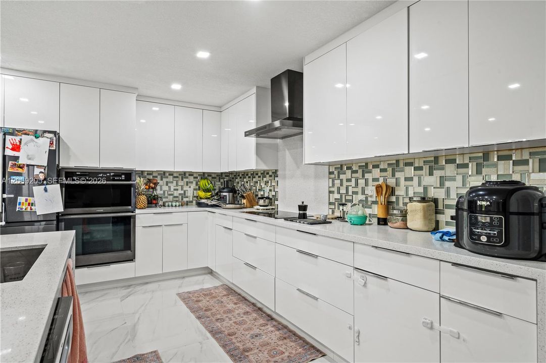 For Sale: $2,675,000 (6 beds, 3 baths, 6329 Square Feet)