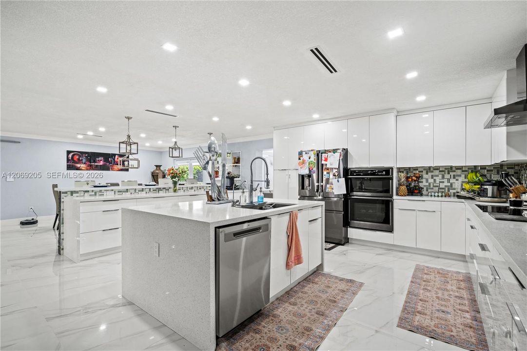 For Sale: $2,675,000 (6 beds, 3 baths, 6329 Square Feet)