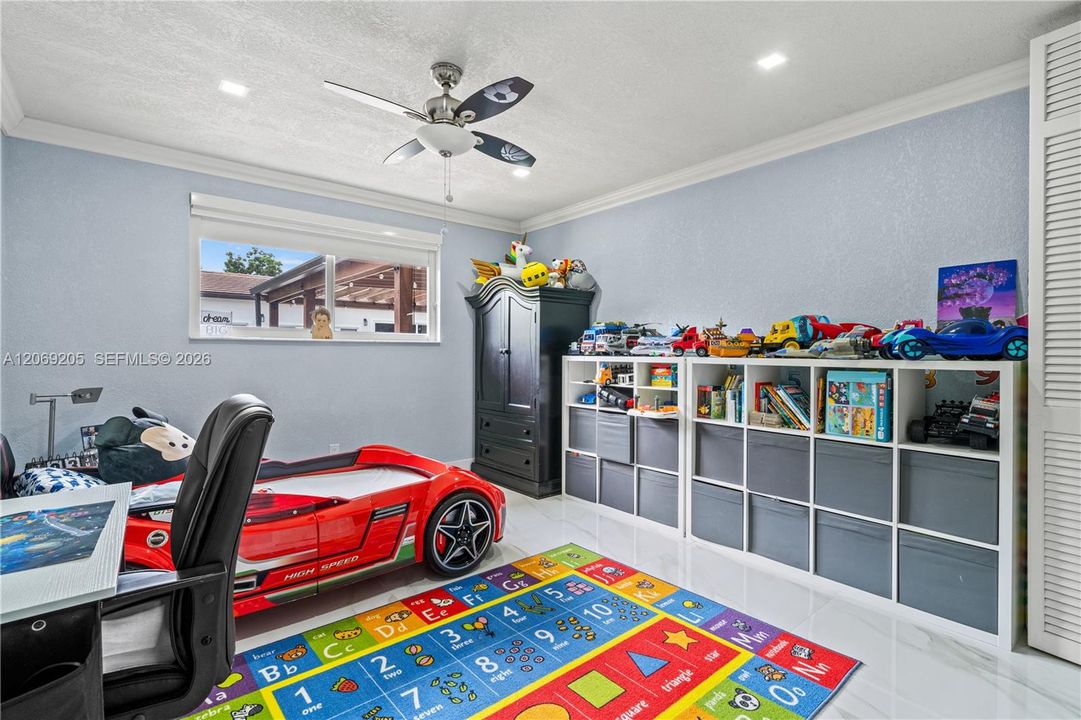 For Sale: $2,675,000 (6 beds, 3 baths, 6329 Square Feet)