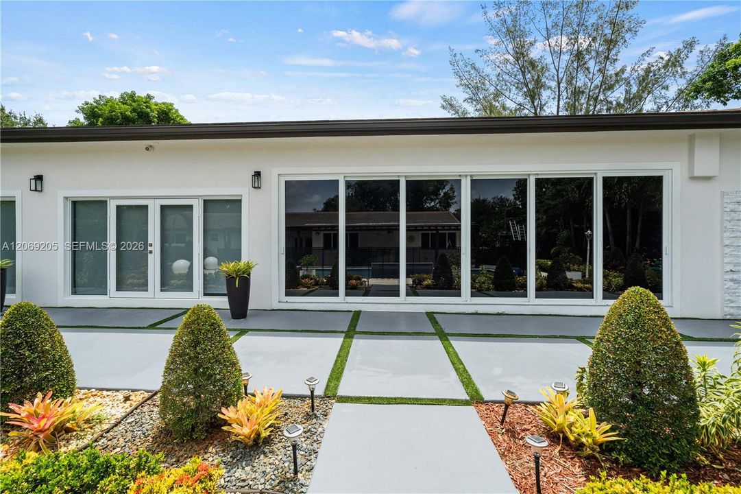 For Sale: $2,675,000 (6 beds, 3 baths, 6329 Square Feet)