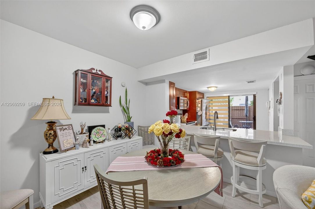 For Sale: $385,000 (2 beds, 2 baths, 1078 Square Feet)