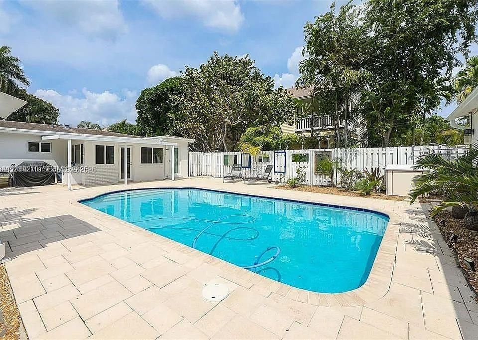 For Rent: $3,850 (3 beds, 1 baths, 1090 Square Feet)
