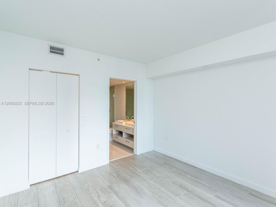 For Sale: $886,000 (2 beds, 2 baths, 1042 Square Feet)