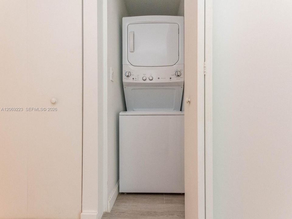 For Sale: $886,000 (2 beds, 2 baths, 1042 Square Feet)