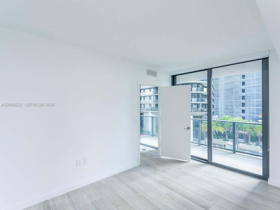 For Sale: $886,000 (2 beds, 2 baths, 1042 Square Feet)