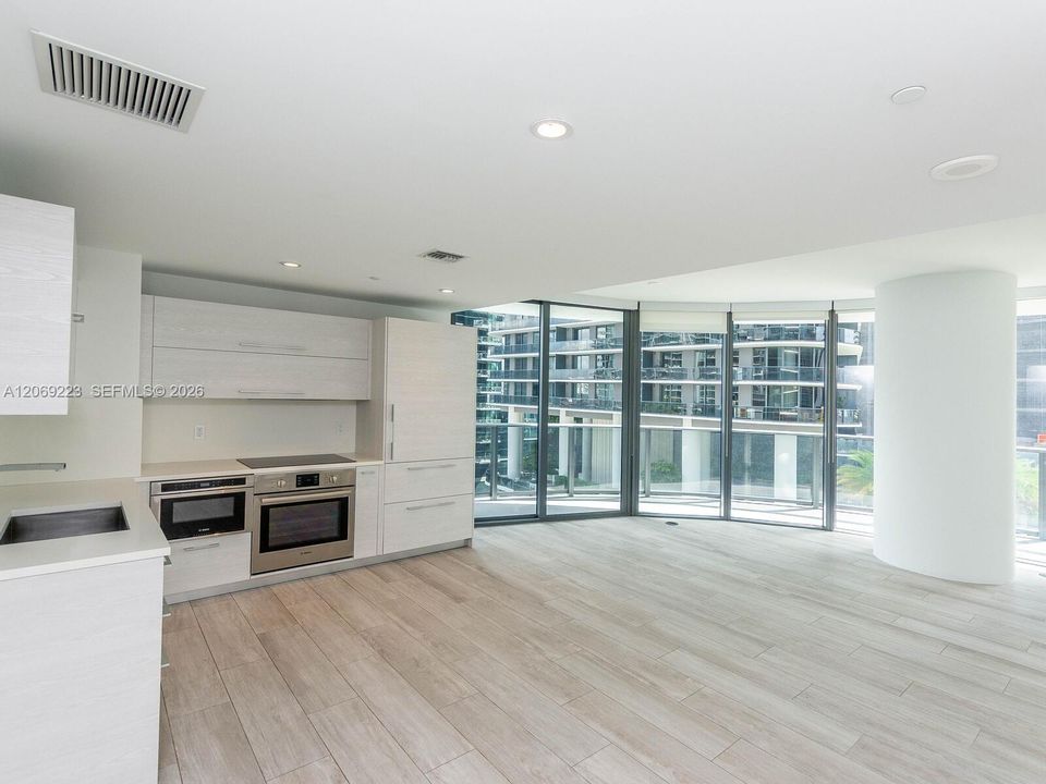 For Sale: $886,000 (2 beds, 2 baths, 1042 Square Feet)